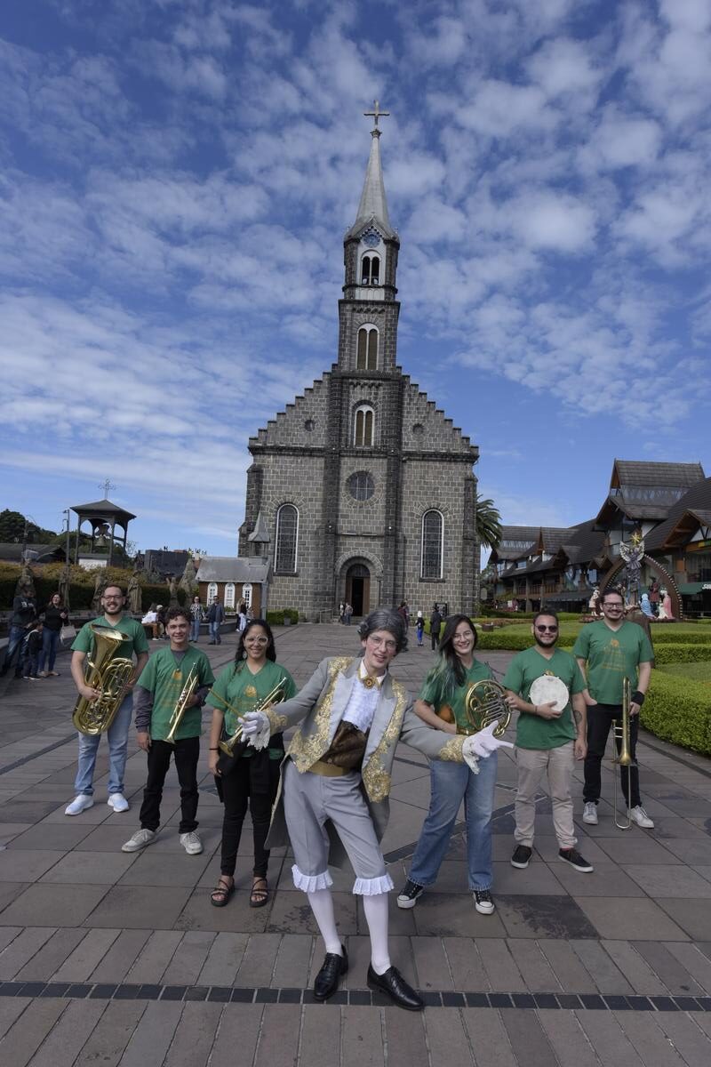 Imagem de uma luxuosa casa com jardim em Gramado, exemplificando o mercado imobiliário sofisticado da região da Serra Gaúcha.